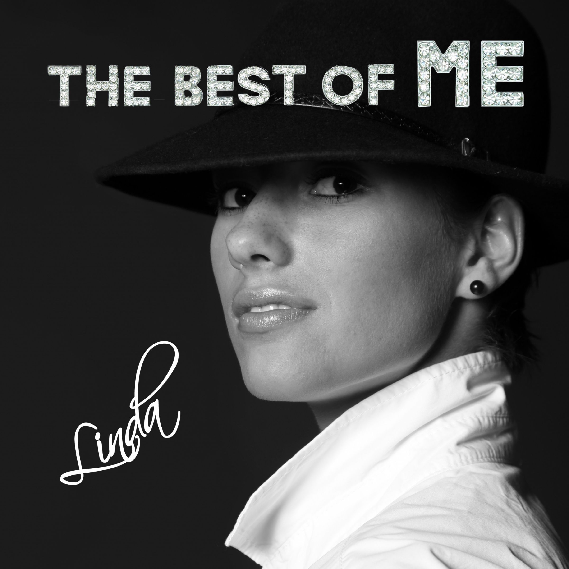 Schwarz-weißes Beauty-Porträt einer Frau mit Hut, Schriftzug „The Best of Me“